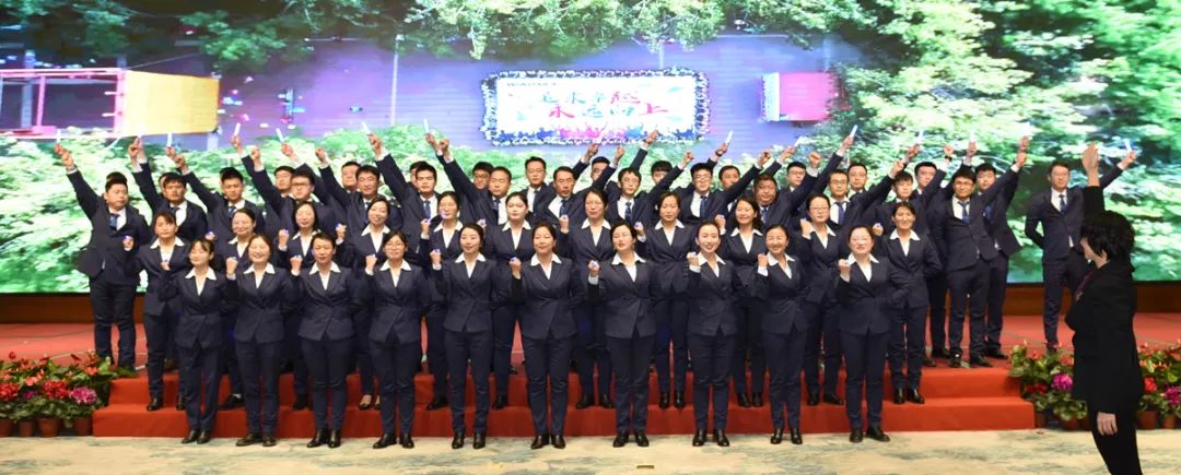 忘我拼搏，相信我們會(huì)創(chuàng)造奇跡！