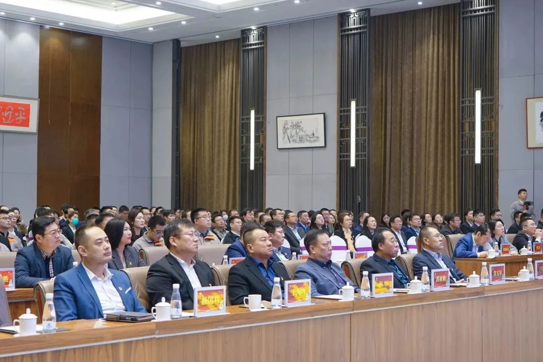 弘揚勞模精神 貢獻青春力量<br>瑞源控股集團“慶五一、迎五四”表彰大會圓滿召開，文達通股份多人獲獎！  ?