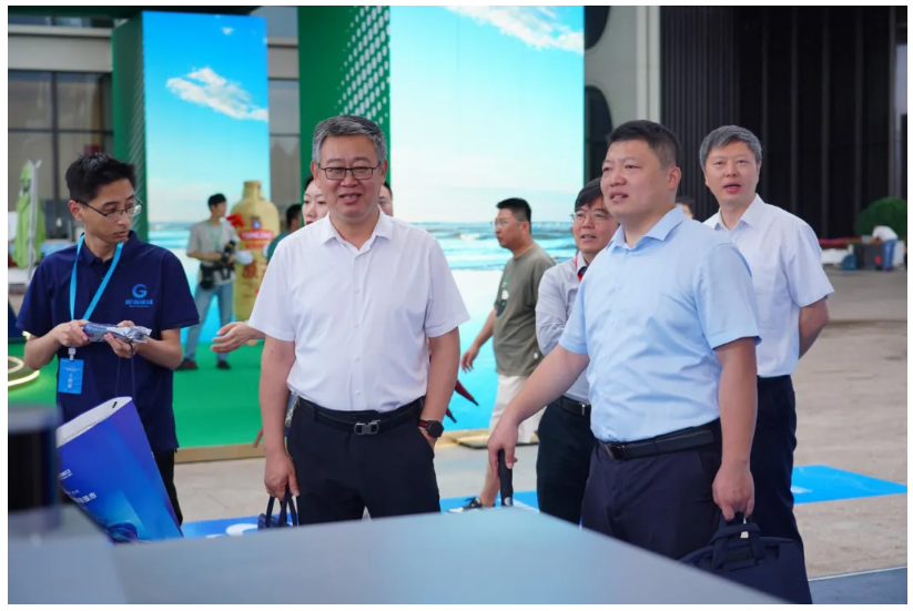 青島市委常委、副市長王波等領(lǐng)導(dǎo)嘉賓參觀文達(dá)通AI無人清掃車
